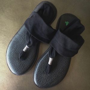 Sanuk Black yoga flip flops